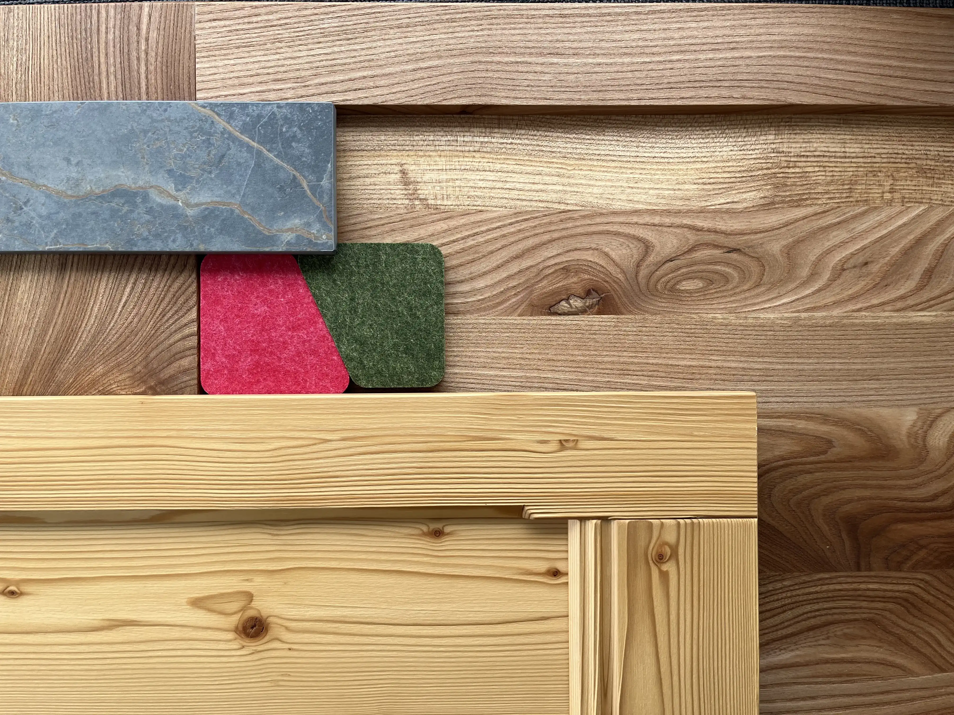 Materialvielfalt - Holz, Glas und Stein