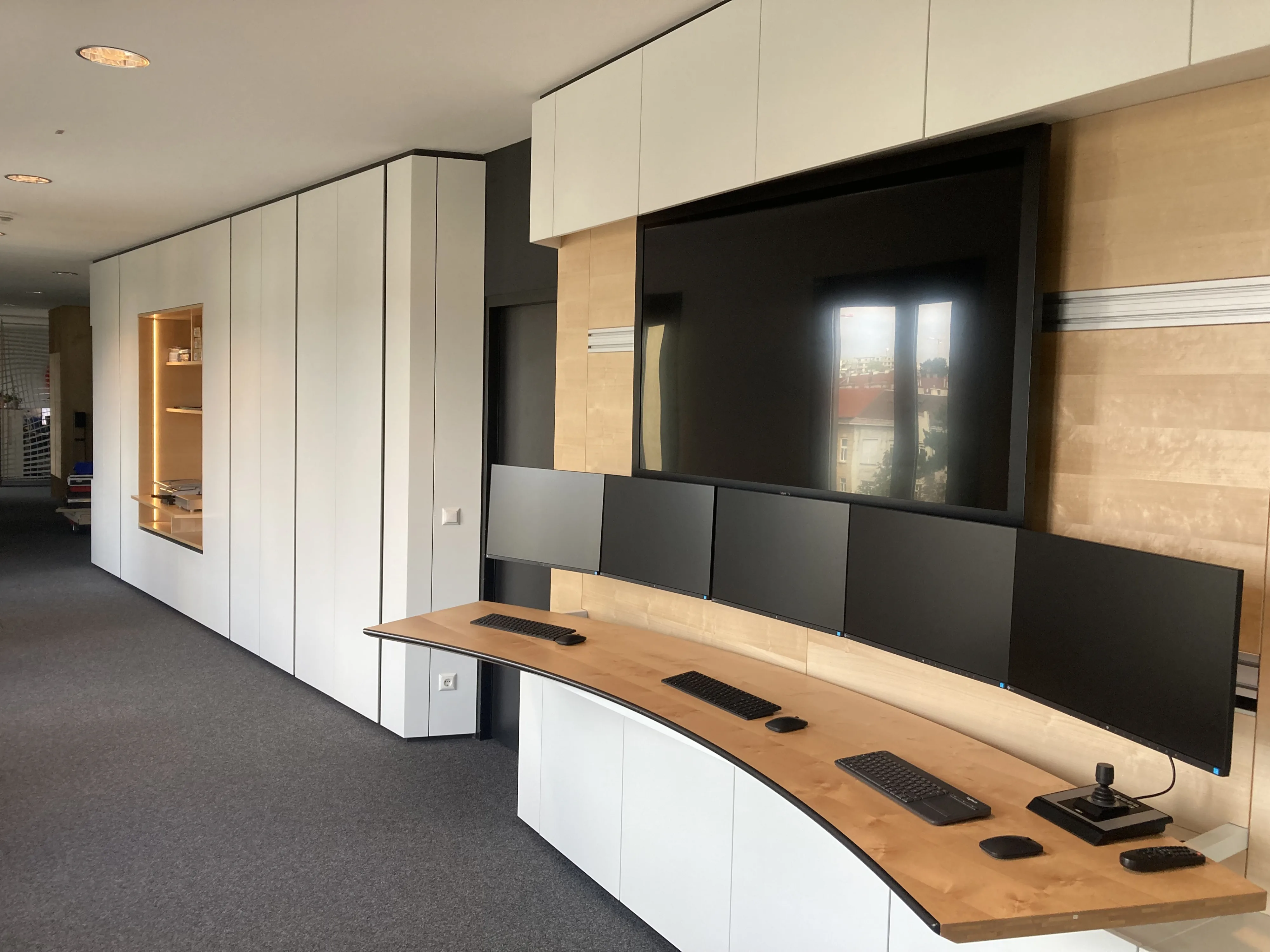 Büroausstattung Advancis - Tischlerei Haselmaier